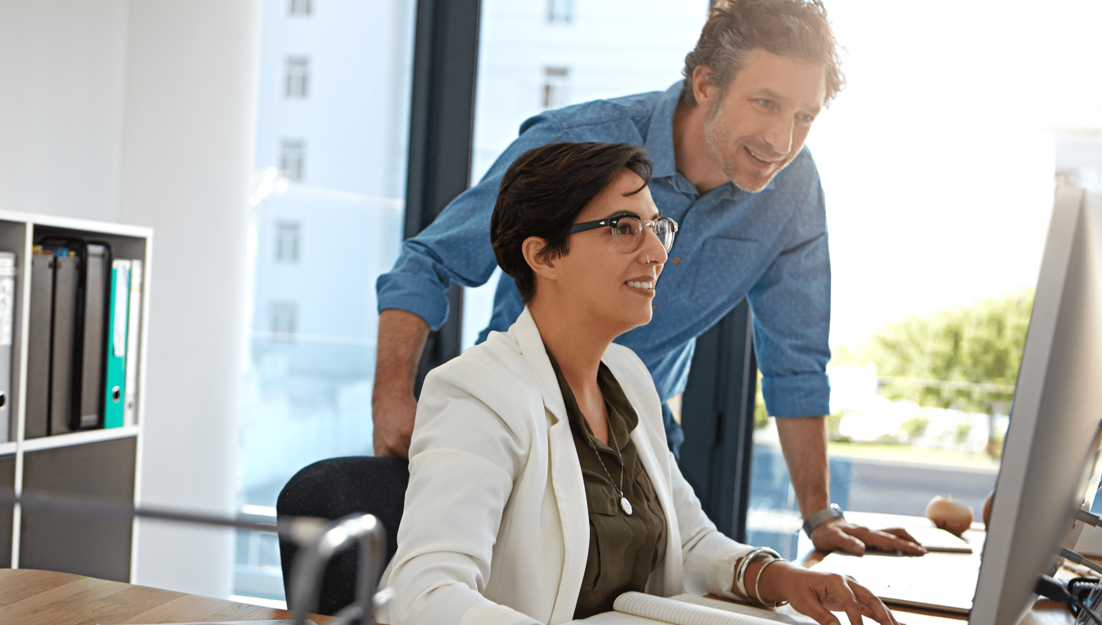 HR leaders looking at a computer screen